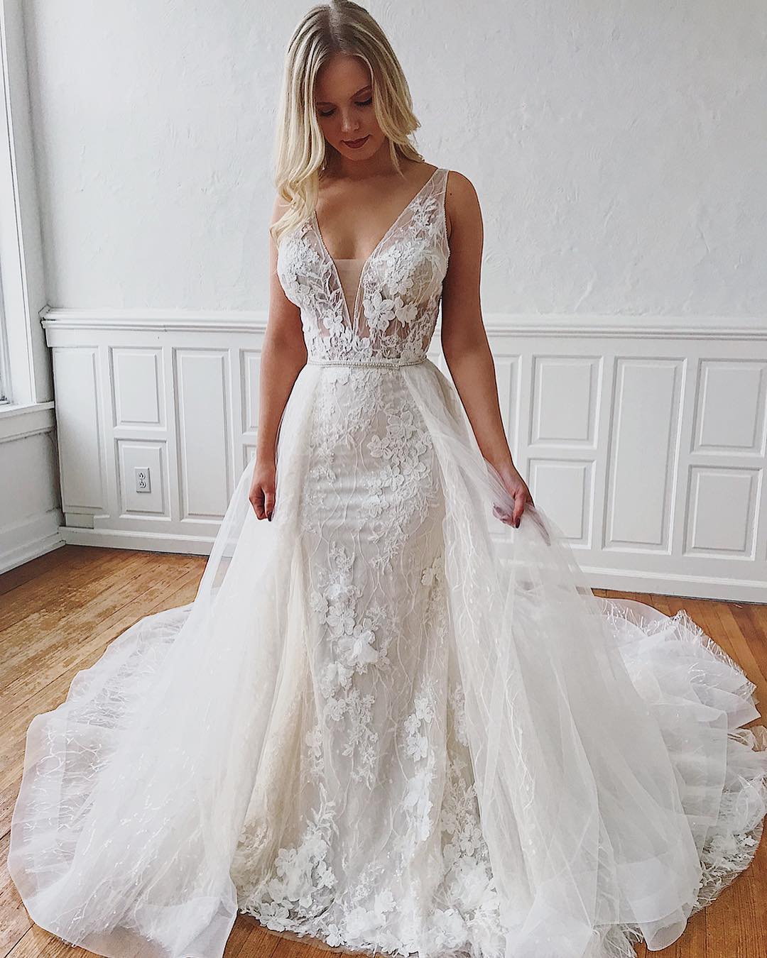 V-Neck Sleeveless Mermaid Wedding Dress With Appliques Detachable Skirt (ZD17529)