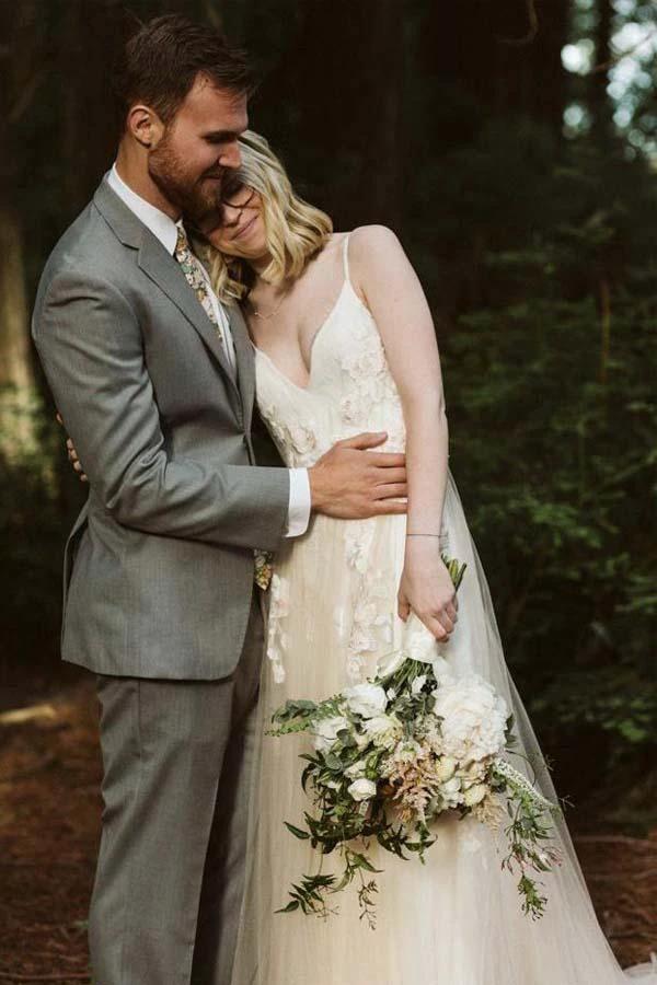 V Neck Spaghetti Strap Wedding Dresses Bridal Dress Lace Applique (ZD15392)