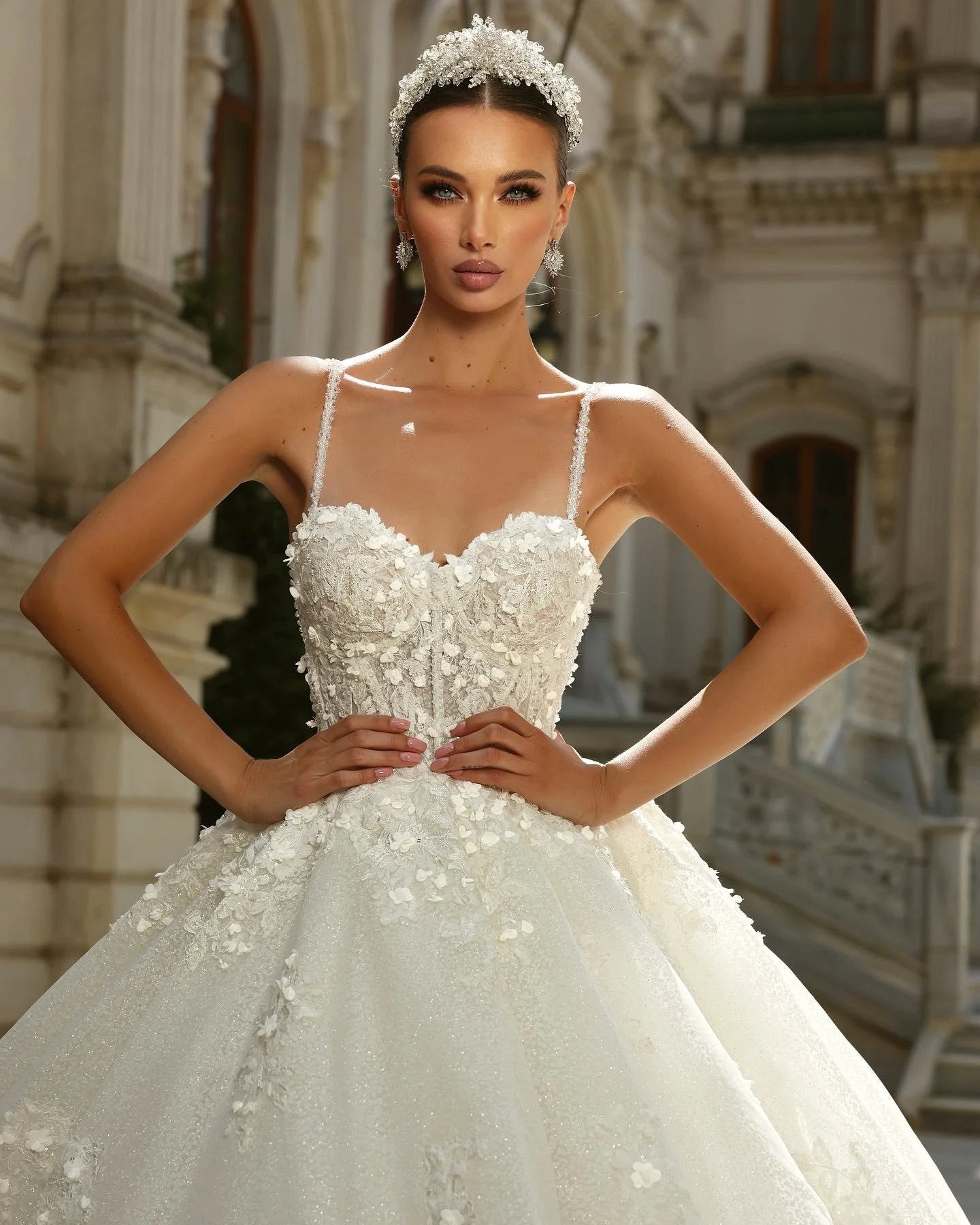 Vintage Ball Gown Lace Spaghetti Straps Sleeveless White Wedding Dress With Appliques Train (ZD16477)
