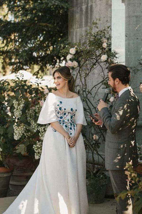 Wedding Dresses Bateau Embroidery Romantic Half Sleeve Bridal Gown (ZD15293)
