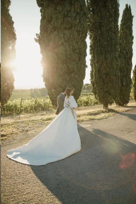 Wedding Dresses Bateau Embroidery Romantic Half Sleeve Bridal Gown (ZD15293)